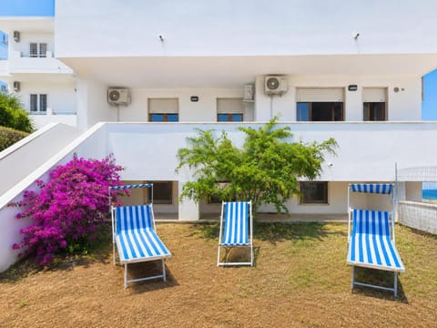 Property building, Patio, Day, Garden, Garden, View (from property/room), Balcony/Terrace, Garden view, sunbed