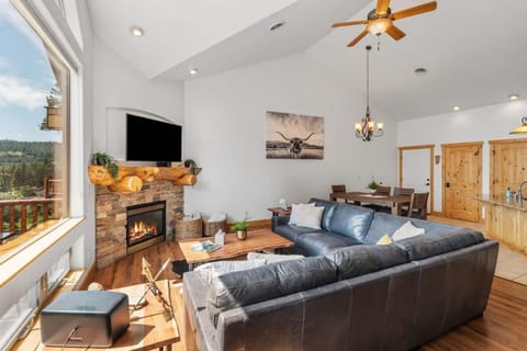 TV and multimedia, Living room, Seating area, Dining area, fireplace