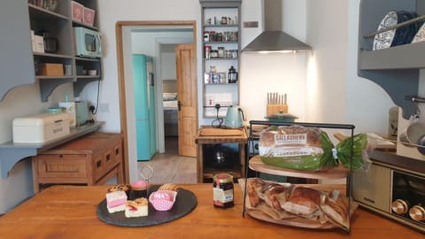 Kitchen or kitchenette, Food and drinks