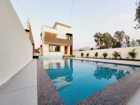 Property building, Day, Pool view, Swimming pool