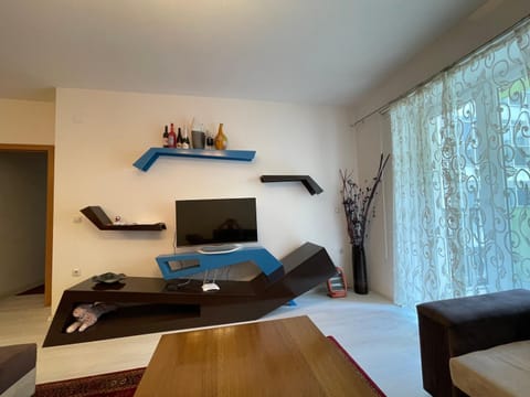 Communal lounge/ TV room, TV and multimedia, Living room, Seating area, Evening entertainment
