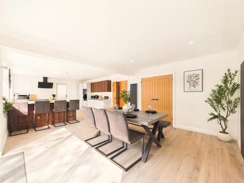 TV and multimedia, Kitchen or kitchenette, Seating area, Dining area