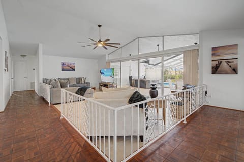 Patio, Day, TV and multimedia, Living room, furniture