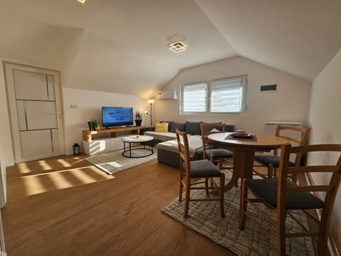 TV and multimedia, Living room, Seating area, Dining area