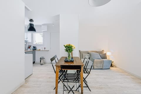 Kitchen or kitchenette, Living room, Seating area, Dining area
