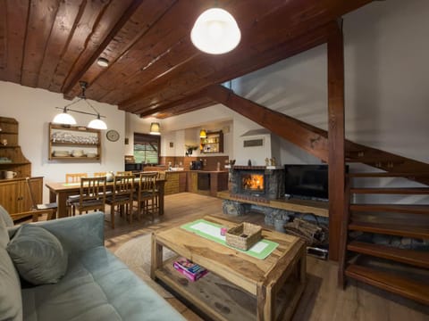 Communal lounge/ TV room, Kitchen or kitchenette, Living room, Seating area, Dining area