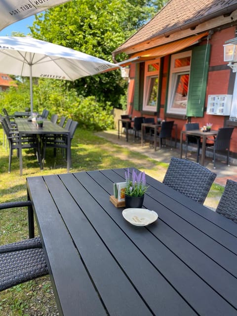 Property building, Patio, Restaurant/places to eat, Day, Garden, Dining area, Garden view