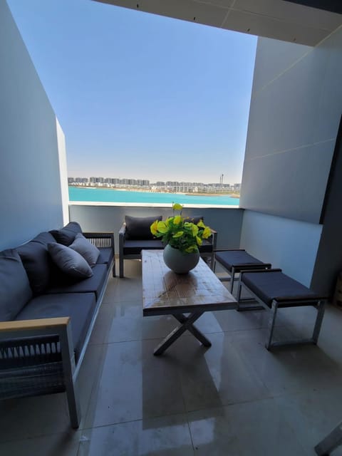 Patio, Day, Balcony/Terrace, Seating area