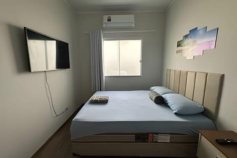 Bed, TV and multimedia, View (from property/room), Bedroom