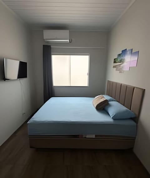 Bed, TV and multimedia, View (from property/room), Bedroom