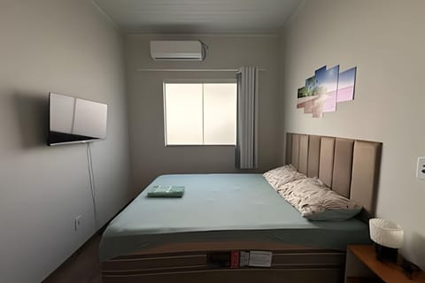 Bed, TV and multimedia, View (from property/room), Bedroom