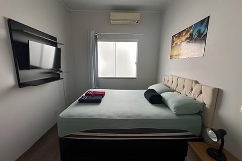 Bed, TV and multimedia, View (from property/room), Bedroom