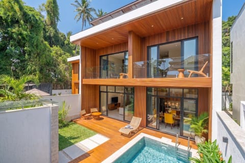 Property building, Patio, Swimming pool, Swimming pool, sunbed