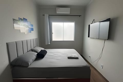 Bed, TV and multimedia, View (from property/room), Bedroom