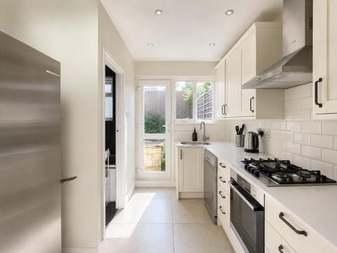 Kitchen or kitchenette, Kitchen or kitchenette, oven