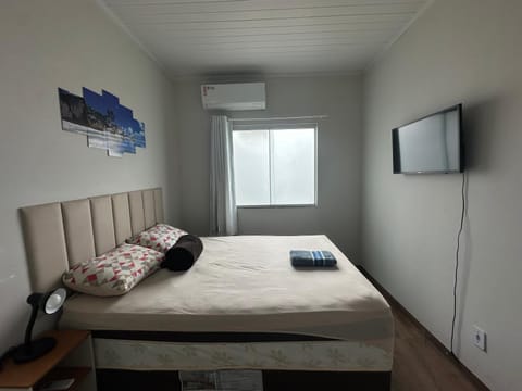 Bed, TV and multimedia, Photo of the whole room, Bedroom, air conditioner