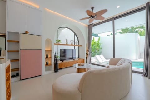 TV and multimedia, Living room, Seating area, Pool view
