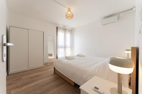 Photo of the whole room, Bedroom