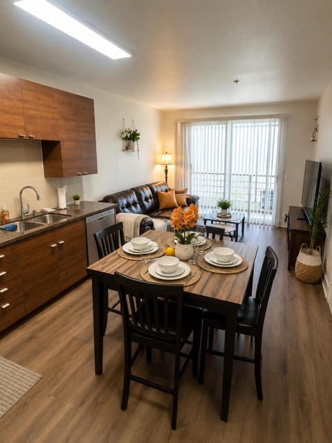 Kitchen or kitchenette, Living room, Seating area, Dining area, pet friendly, stove