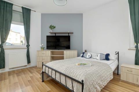 Bed, Seating area