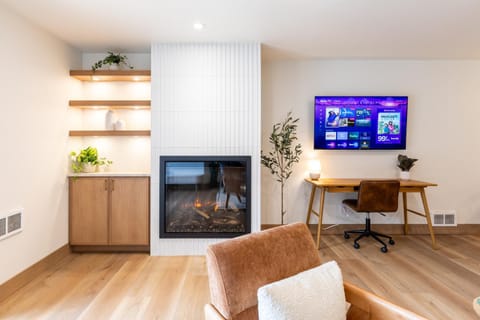 TV and multimedia, Living room, Seating area, Evening entertainment, fireplace