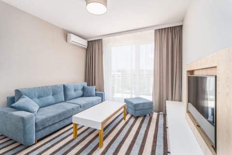TV and multimedia, Living room, Seating area, Evening entertainment