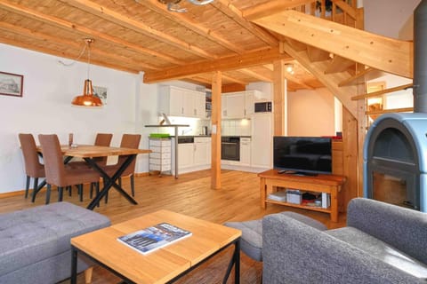 TV and multimedia, Kitchen or kitchenette, Living room, Seating area, Dining area