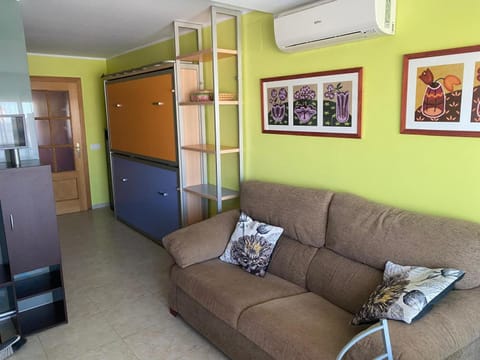 Living room, Seating area, air conditioner