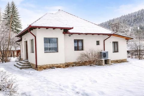 Property building, Day, Natural landscape, Winter, Garden, Mountain view