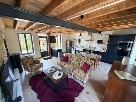 Living room, Dining area, pet friendly