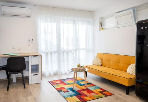 TV and multimedia, Living room, Seating area, air conditioner