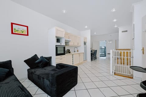 Kitchen or kitchenette, Living room, Seating area, Dining area, oven, stove