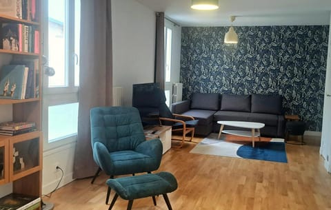 Library, Living room, Seating area