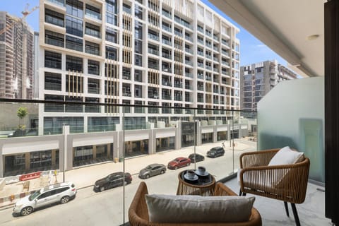 Property building, Day, Neighbourhood, View (from property/room), Balcony/Terrace, Living room, Seating area, City view, Street view, Location, Parking
