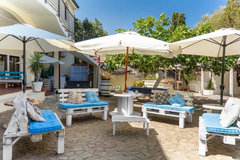 Communal lounge/ TV room, Garden, Garden view