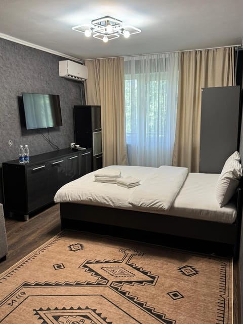 Bed, TV and multimedia, Bedroom, wardrobe, air conditioner