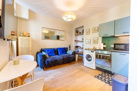 Kitchen or kitchenette, Living room, Seating area, toaster, washing machine