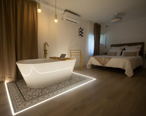 Bed, Photo of the whole room, Bedroom, air conditioner