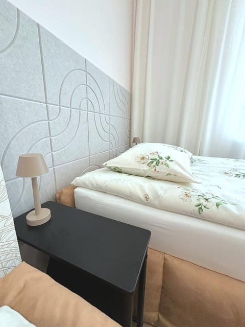 Bed, Neighbourhood, Photo of the whole room, Bedroom
