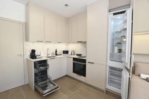 Coffee/tea facilities, Kitchen or kitchenette, dishwasher, oven, stove, toaster