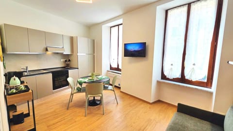 TV and multimedia, Kitchen or kitchenette, Living room, Seating area, Dining area