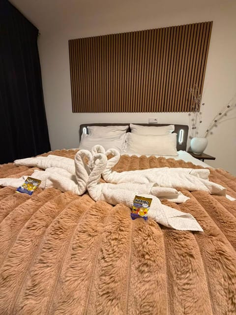 Bed, Photo of the whole room, Bedroom, towels