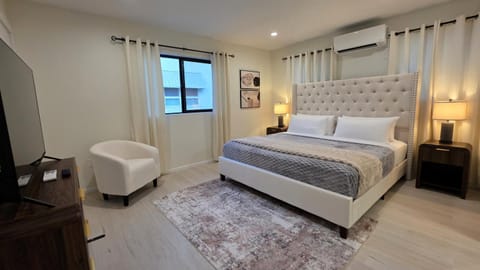 Bed, TV and multimedia, Photo of the whole room, Bedroom