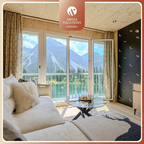 Natural landscape, Living room, Photo of the whole room, Seating area, Lake view, Mountain view