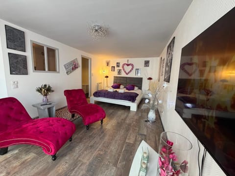 Bed, TV and multimedia, Living room, Photo of the whole room, Seating area, Bedroom