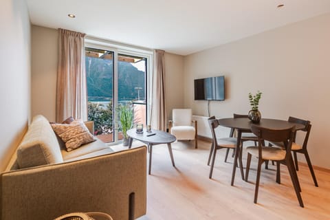 TV and multimedia, Living room, Seating area, Dining area