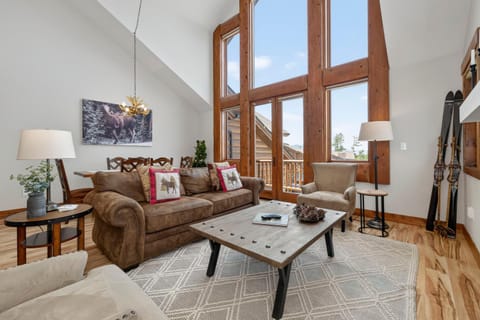 Day, Living room, Seating area, Mountain view, furniture