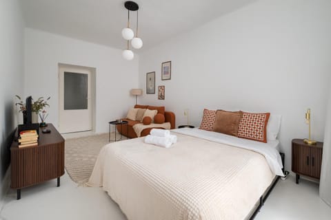 Bed, Living room, Photo of the whole room, Seating area, Bedroom, towels