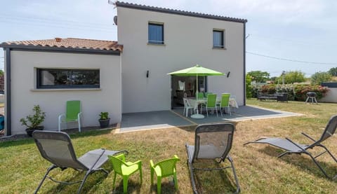Patio, Day, Garden, Dining area, Garden view, sunbed