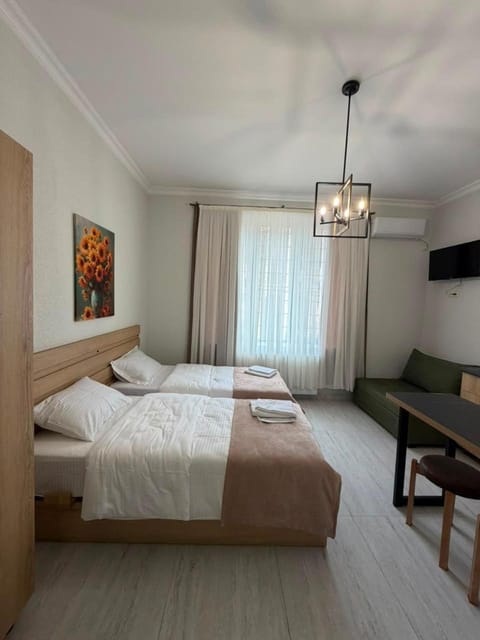 Bed, TV and multimedia, Photo of the whole room, Bedroom